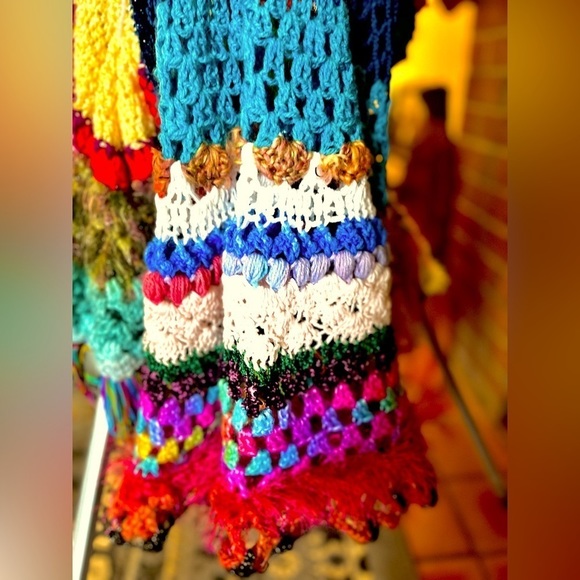 HANDMADE FREE FORM CROCHETED CAPE - Picture 9 of 15